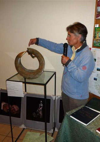 Ute Bauer apresentando uma escultura (Festival de Cas Cliniques – AFADH – França 2008)
